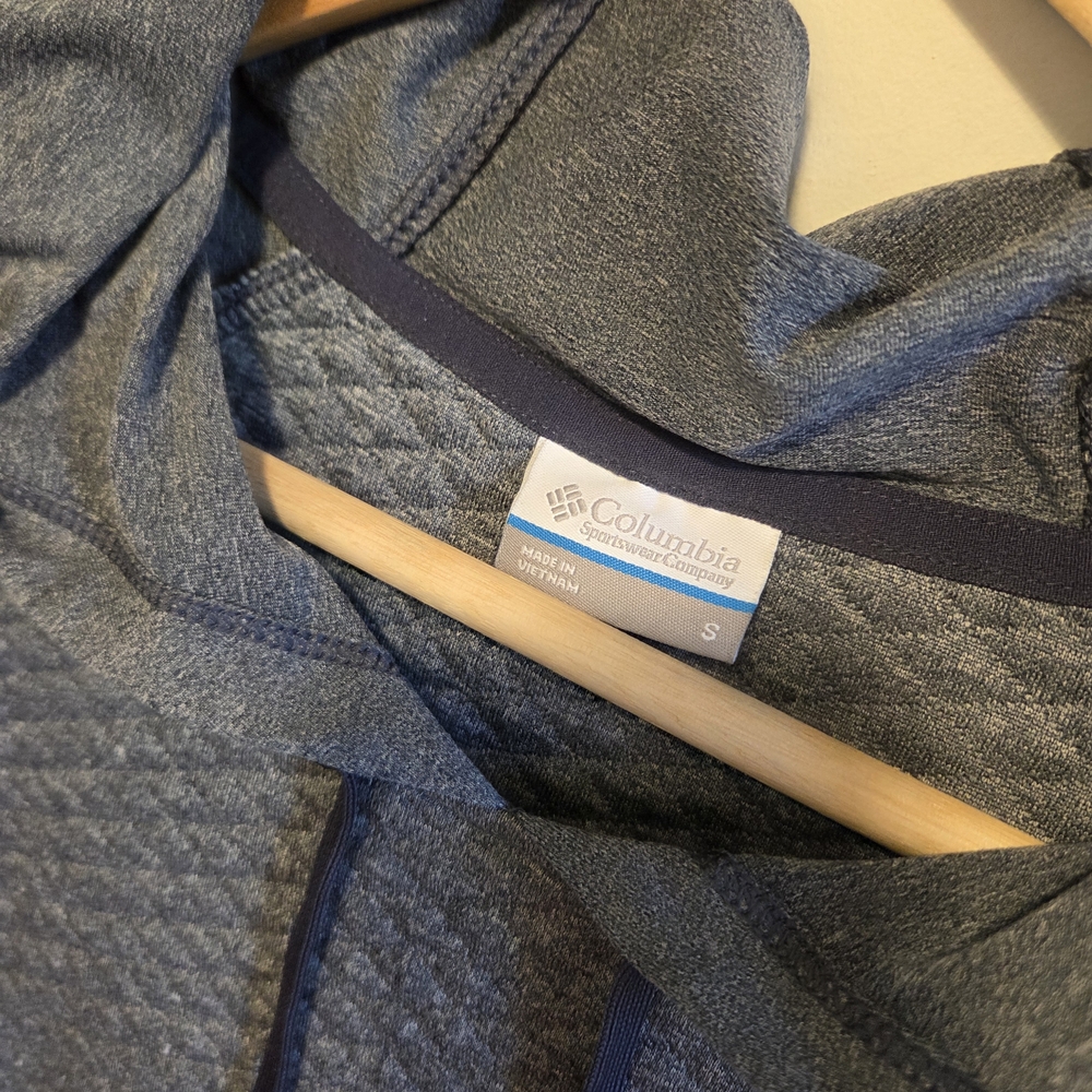 Columbia Women's Quilted Pullover Hoodie in Heather Gray - Picture 3 of 3